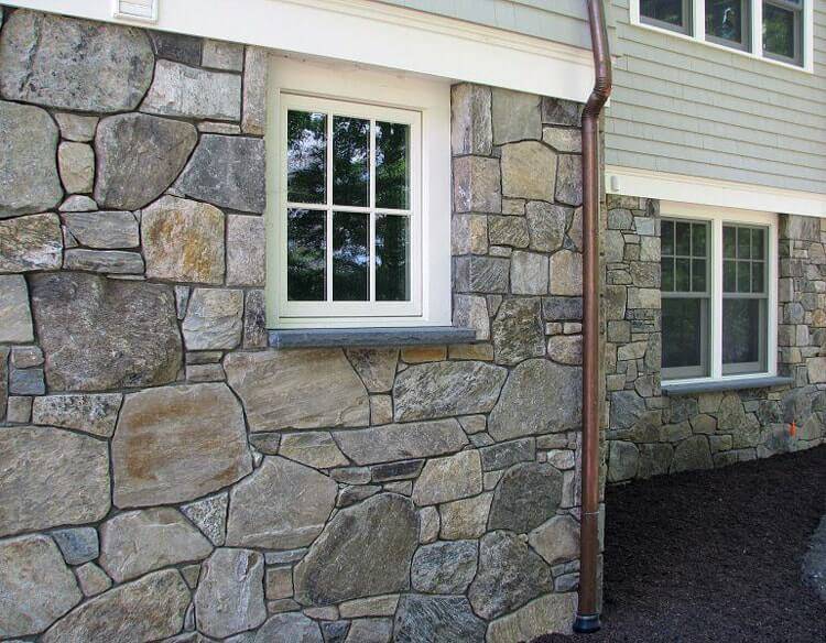 Облицовка цоколя и фасада дома искусственным камнем
