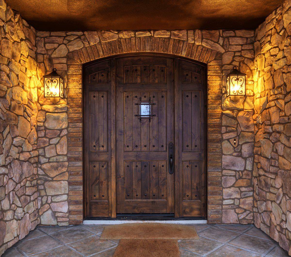 Входная деревянная дверь для дома и квартиры: надежность и дизайн