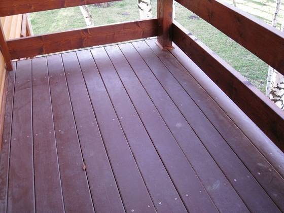 Чем покрасить деревянный пол на террасе