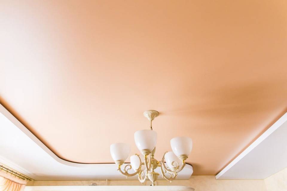 Глянцевый натяжной потолок в интерьере: 50+ фото, в зале, на кухне, в спальне, белые и другие цвета