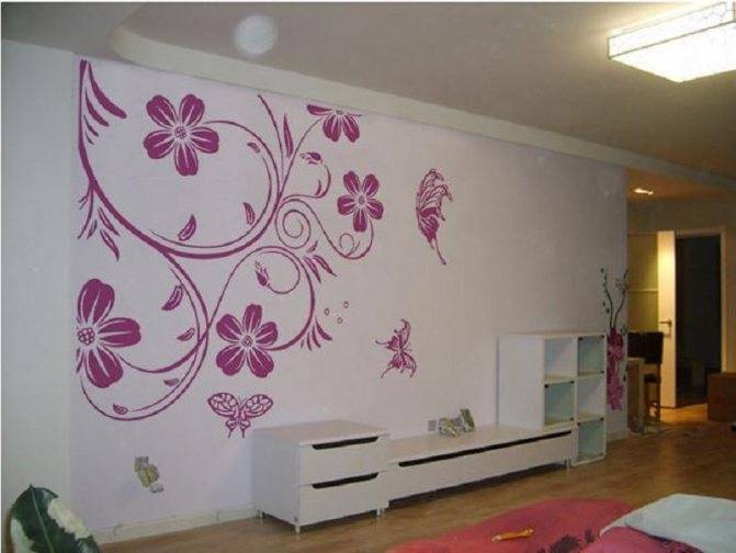 Рисунки жидкими обоями (43 фото): как сделать изображения цветов и дерева в интерьере на стене, используя трафареты