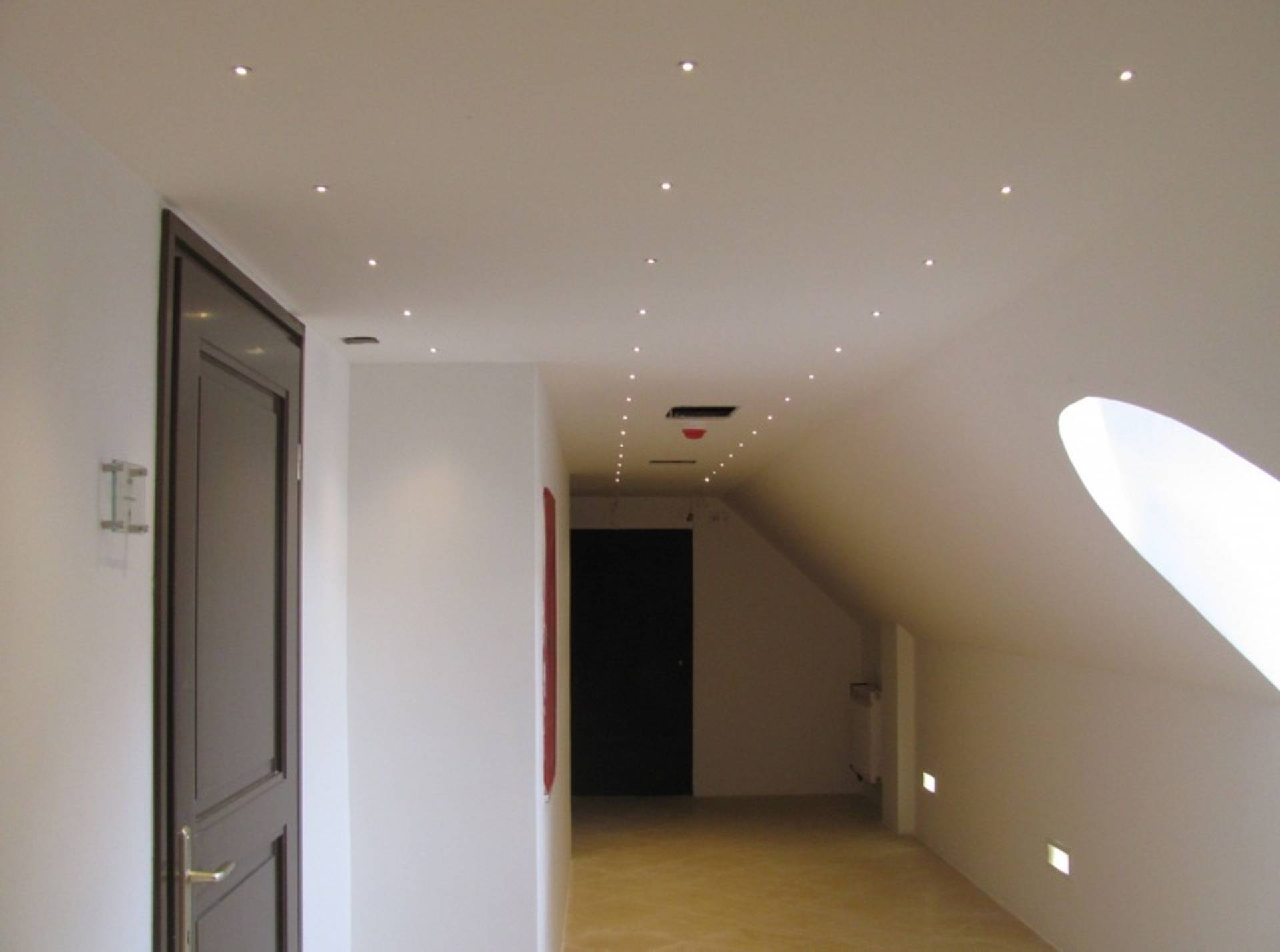 Точечные светильники для гипсокартонных потолков - виды и монтаж