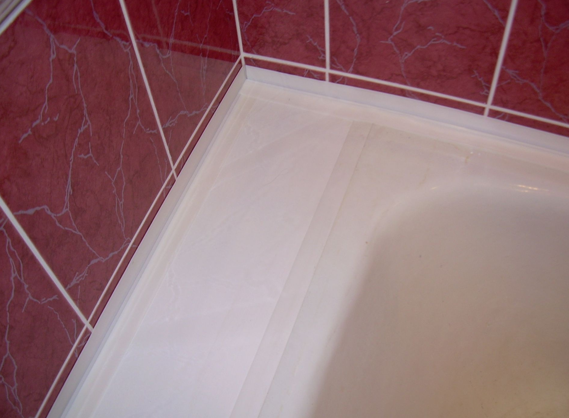 Способы заделать щель между ванной и стеной (фото + видео)