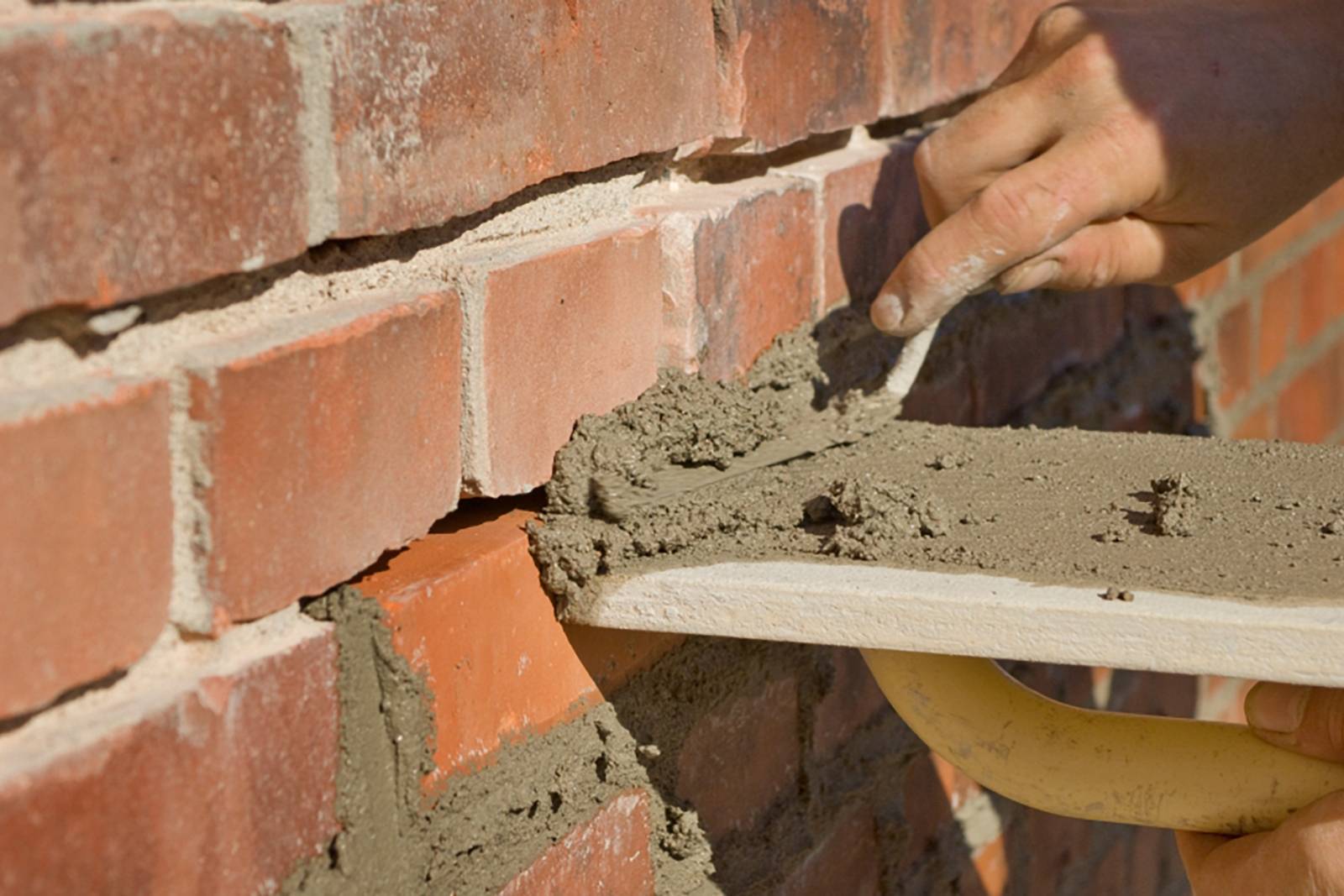 Советы опытных каменщиков, как и чем заделать дыру в стене из кирпича