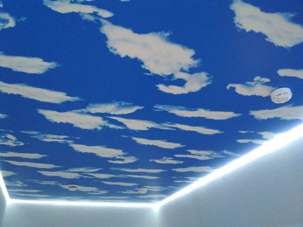 Натяжные потолки небо с облаками в интерьере