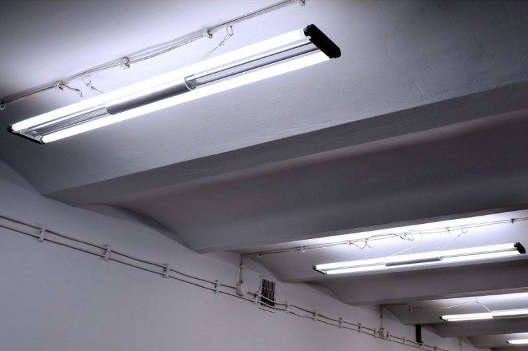 Установка светильников потолочных накладных в собственной квартире