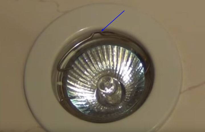 Как вытащить светодиодную лампочку из точечного светильника