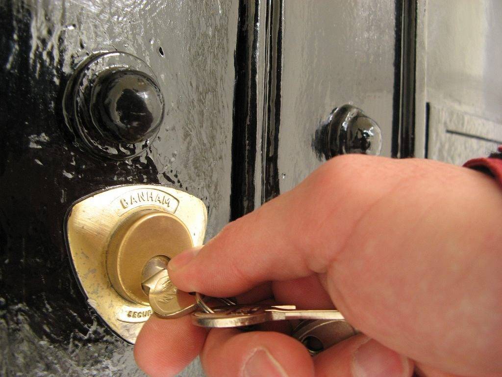 Несколько способов открыть замок двери без ключа
