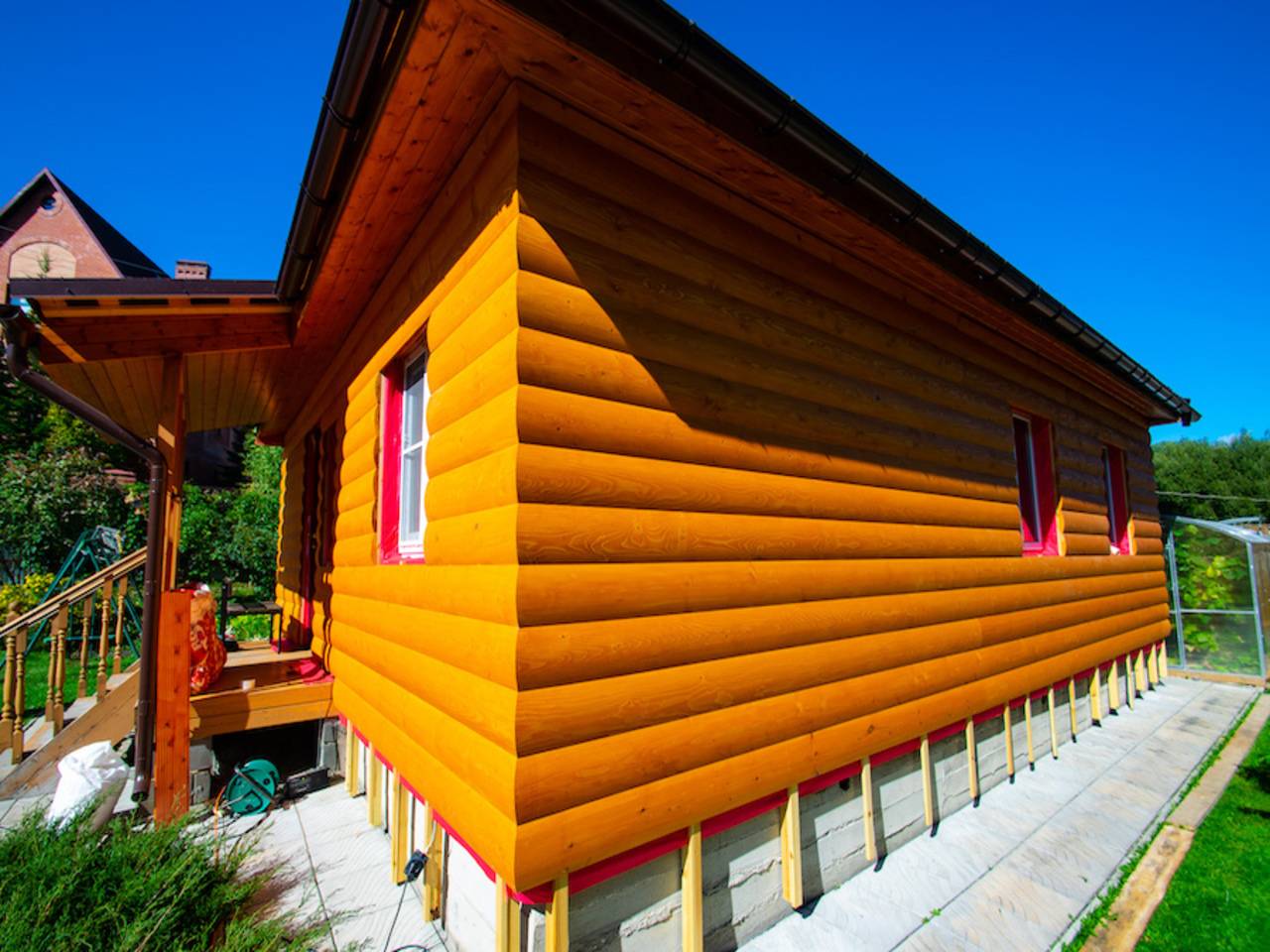 Как и чем покрасить блок-хаус снаружи дома + выбор оптимальной краски