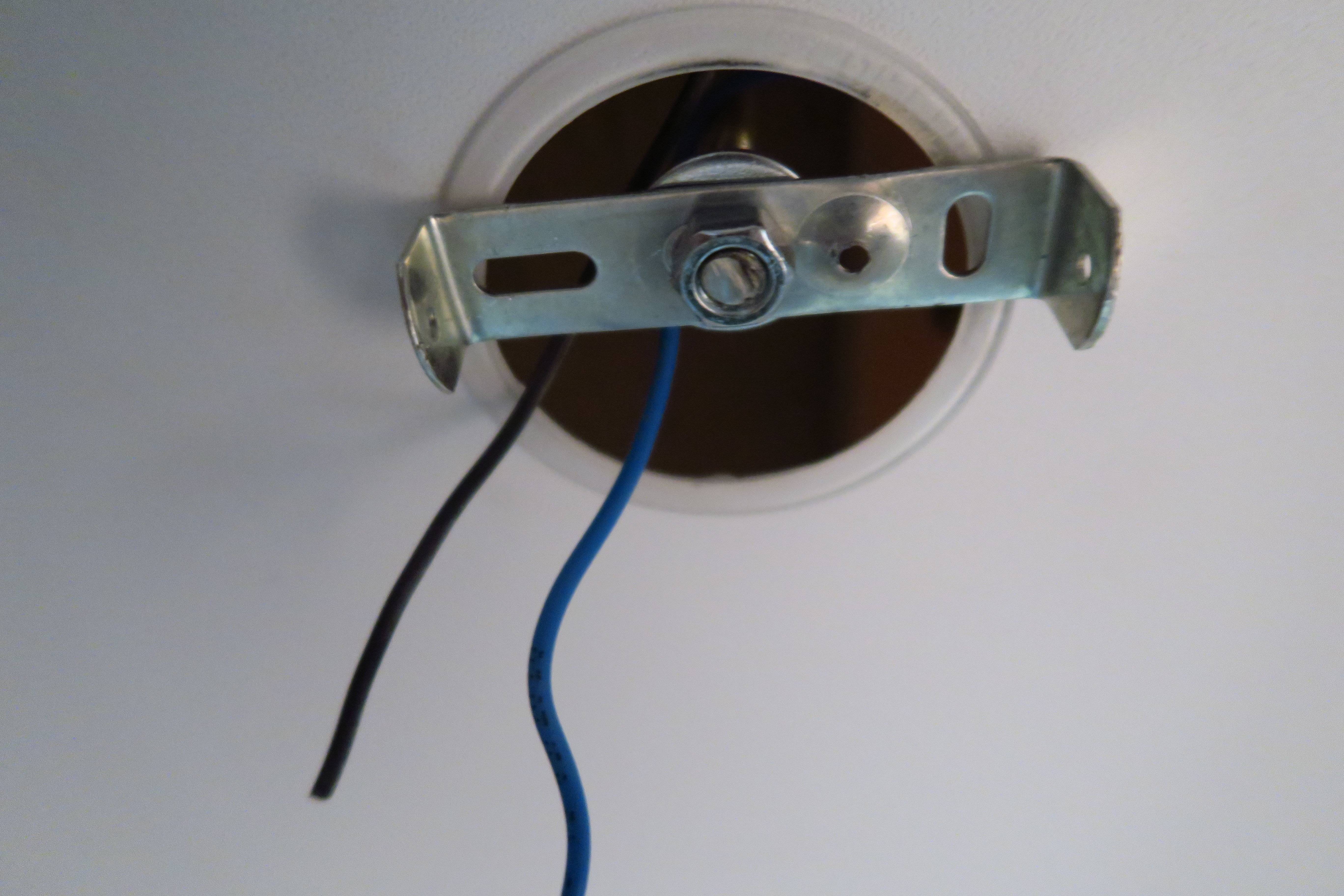 О креплении люстр к натяжным потолкам: правильная установка потолочного светильника