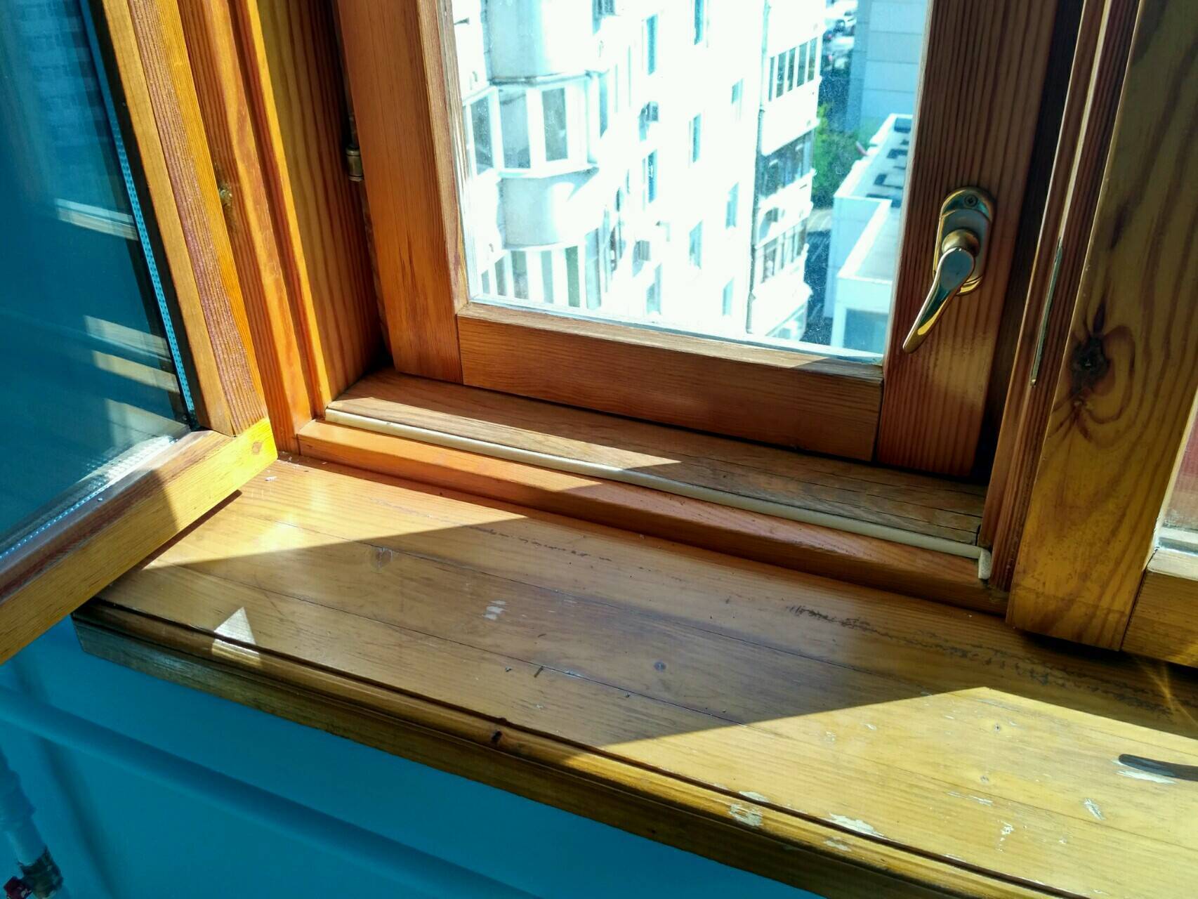 Как правильно покрасить деревянные окна