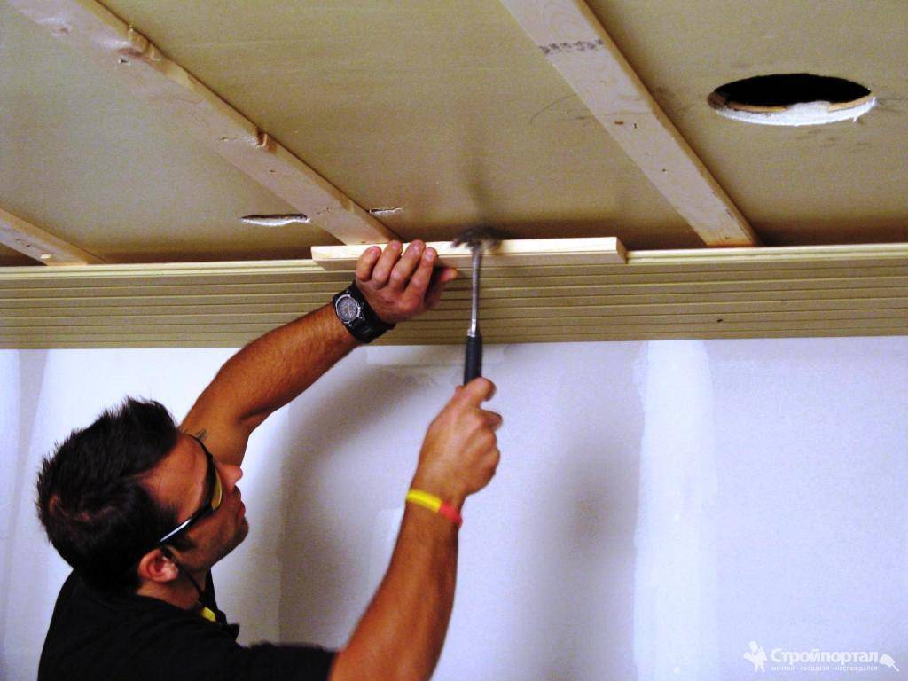 Как приклеить панели пвх на потолок и видео крепления – stroim24.info