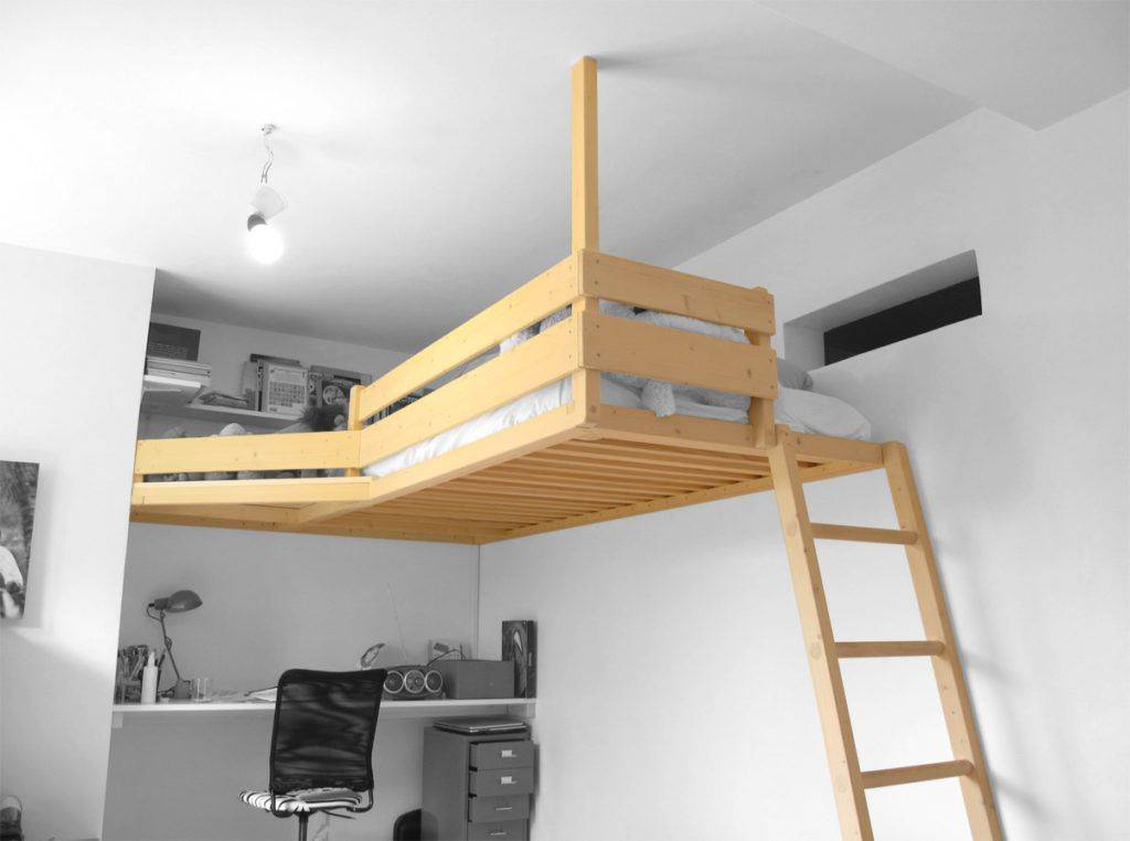 Кровать под потолком — неожиданное место для сна! фото