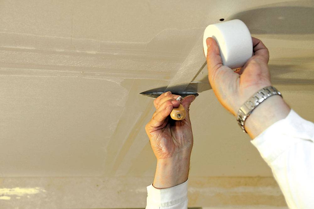 Как шпаклевать потолок из гипсокартона своими руками правильно и без лишних затрат?