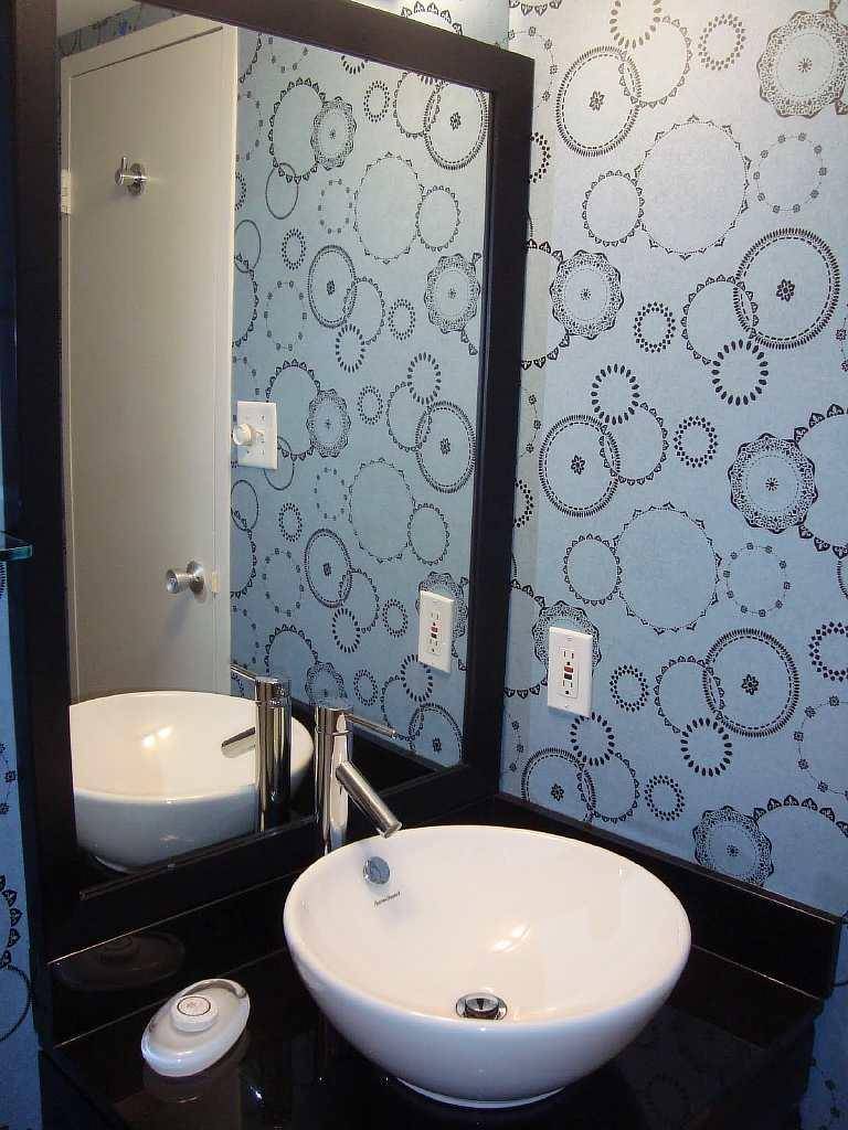 Обои в ванную комнату: какими лучше поклеить? жидкие, виниловые, моющие, влагостойкие — выбираем самые практичные (115+ фото). обои для ванной комнаты: плюсы и минусы, виды, дизайн, 70 фото в интерьере