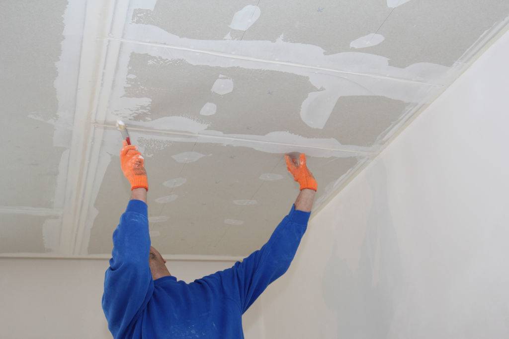 Как правильно шпаклевать потолок под покраску: инструкция для начинающих