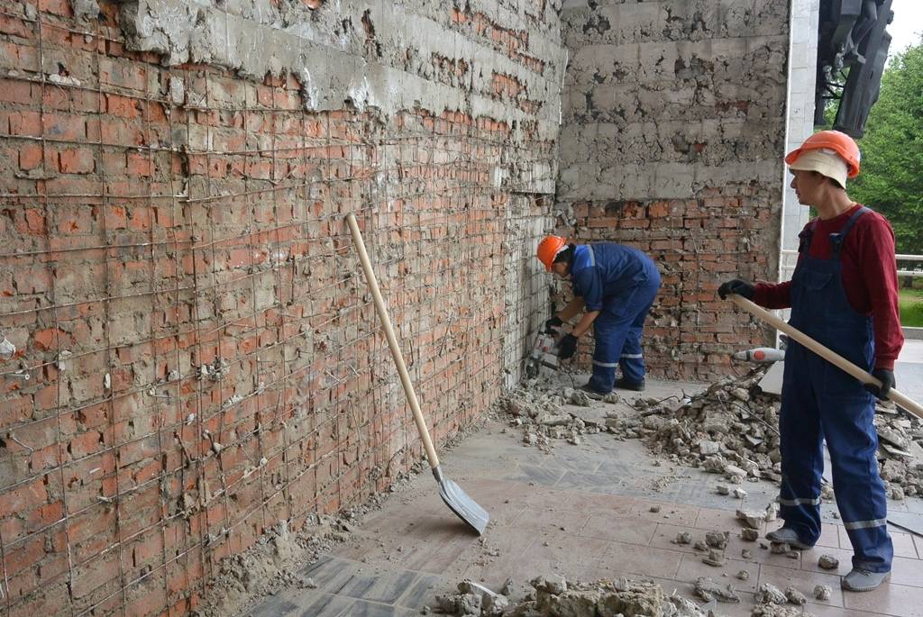 Основы ремонта штукатурки внутренних стен и наружных: как укрепить отделку, чем заделать сколы, как избежать трещин стен после штукатурки, фото примеры реставрации
